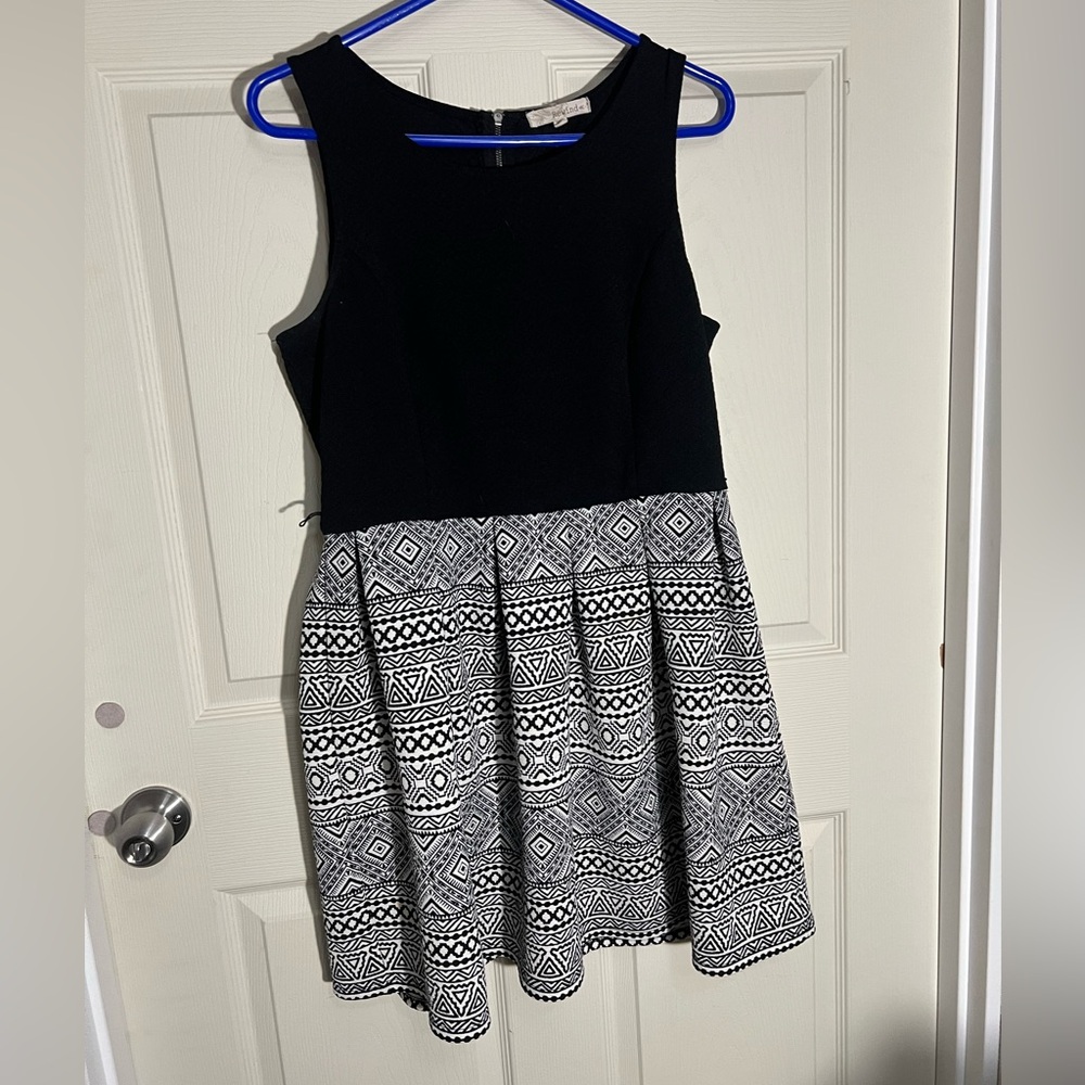 Black and White Patterned Sleeveless Dress